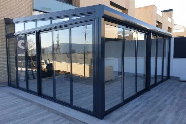 Cerramiento de aluminio en una terraza de Pamplona