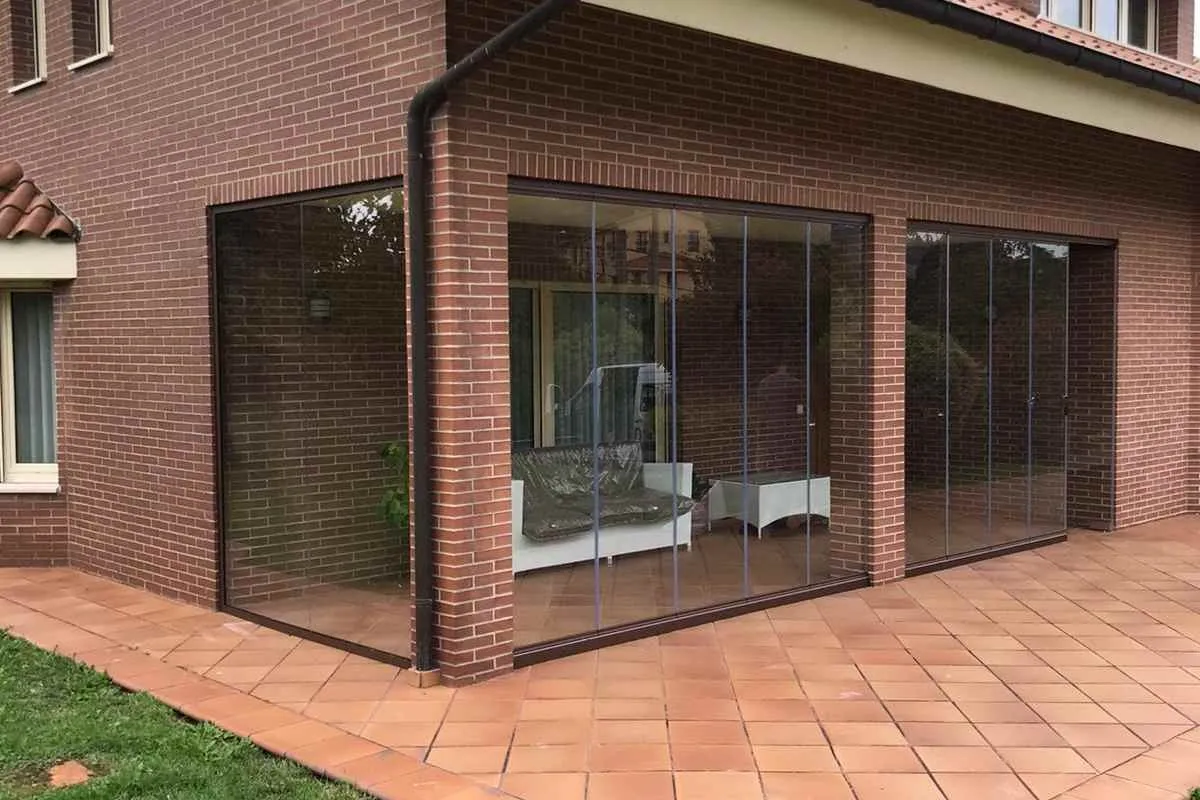Cerramiento de cristal en una vivienda de Pamplona