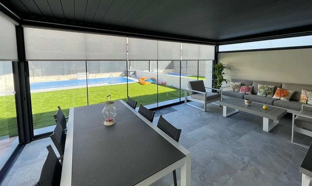 Cerramiento de una terraza con jardín en Pamplona