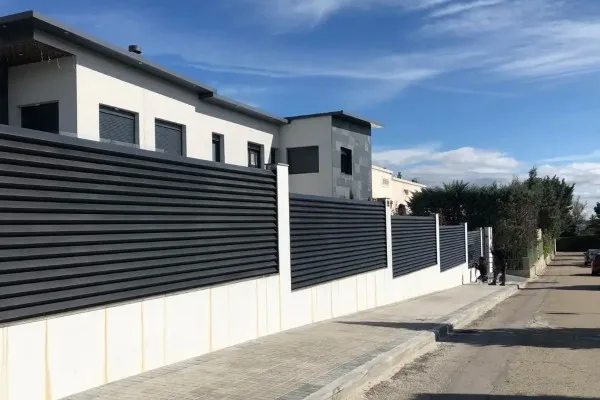 Cerramiento metálico de privacidad en una vivienda unifamiliar de Pamplona