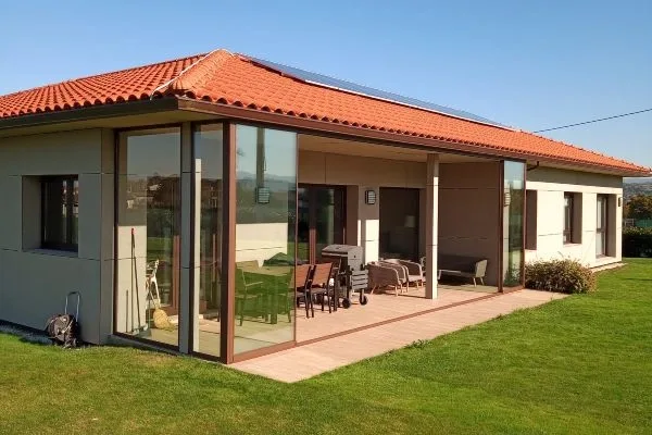 Cerramiento de porche al jardín en Pamplona-Iruña