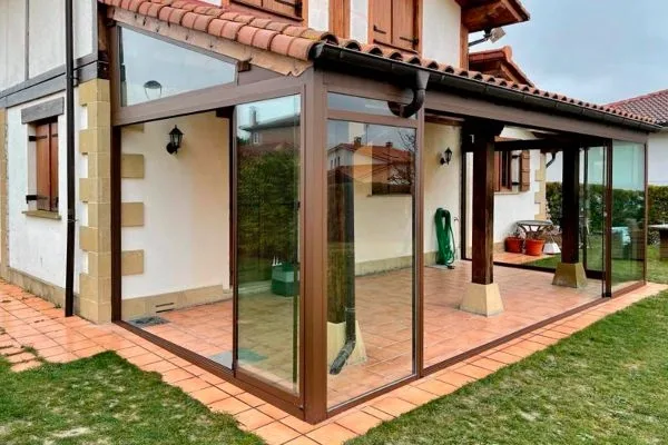 Cerramiento con puertas correderas de aluminio en Pamplona