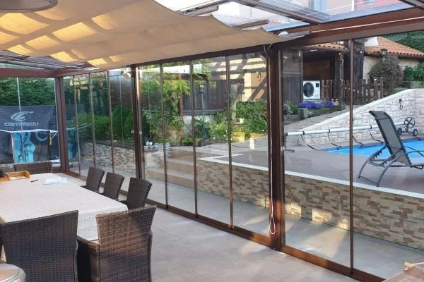 Cerramiento de terraza exterior con piscina en Pamplona-Iruña, Navarra